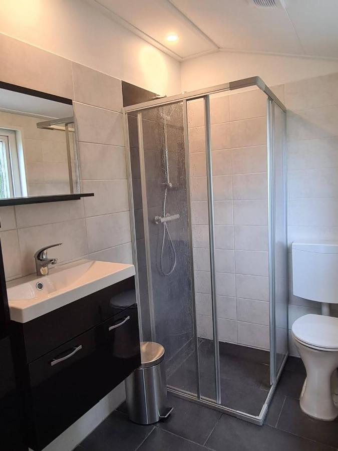 Relax Huisje Is Een Luxe Huisje Met Een Vaatwasser En Zeer Snel Wifi 5G En Is Voorzien Van Een Nieuwe Badkamer En Keuken Met Een Omheinde Tuin Met Een Eigen Parkeerplaats Putten Exterior photo