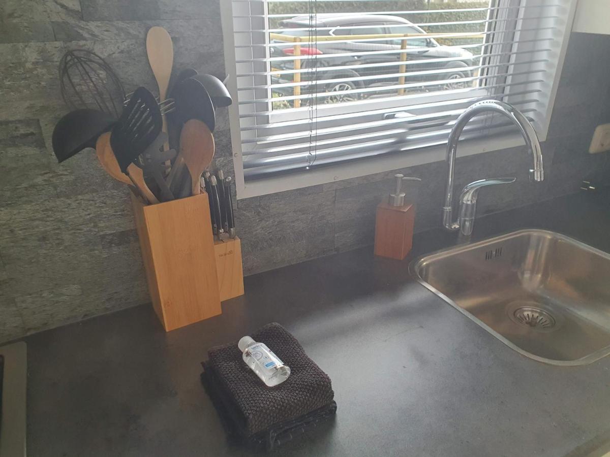 Relax Huisje Is Een Luxe Huisje Met Een Vaatwasser En Zeer Snel Wifi 5G En Is Voorzien Van Een Nieuwe Badkamer En Keuken Met Een Omheinde Tuin Met Een Eigen Parkeerplaats Putten Exterior photo